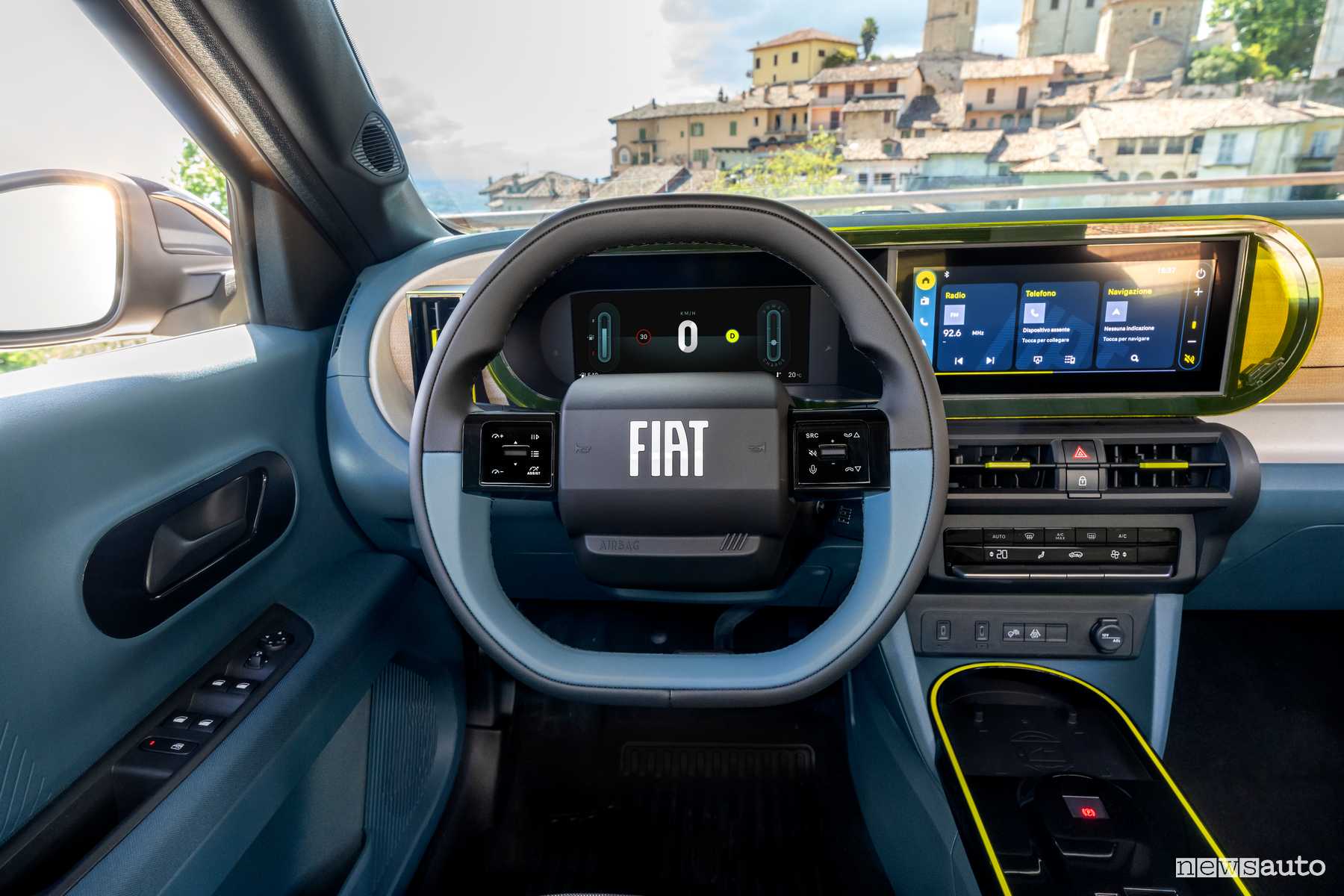 Fiat Grande Panda Hybrid La Prima display plancia abitacolo