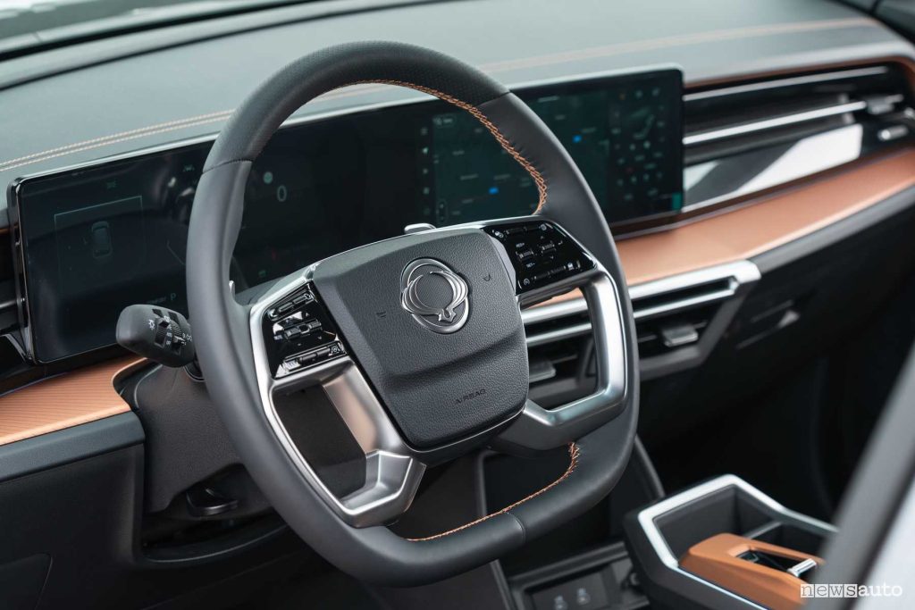 Plancia dell'abitacolo del SUV KGM Actyon