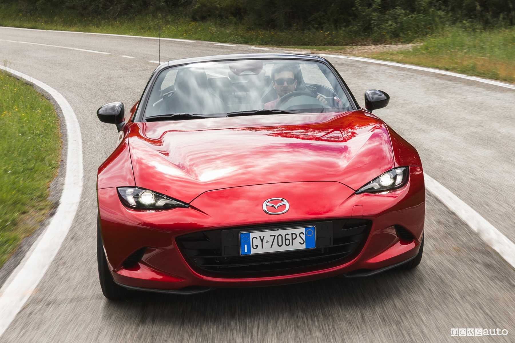Mazda MX-5 2025, tutte le novità, serie speciali Kazari e Homura e prezzi aggiornati