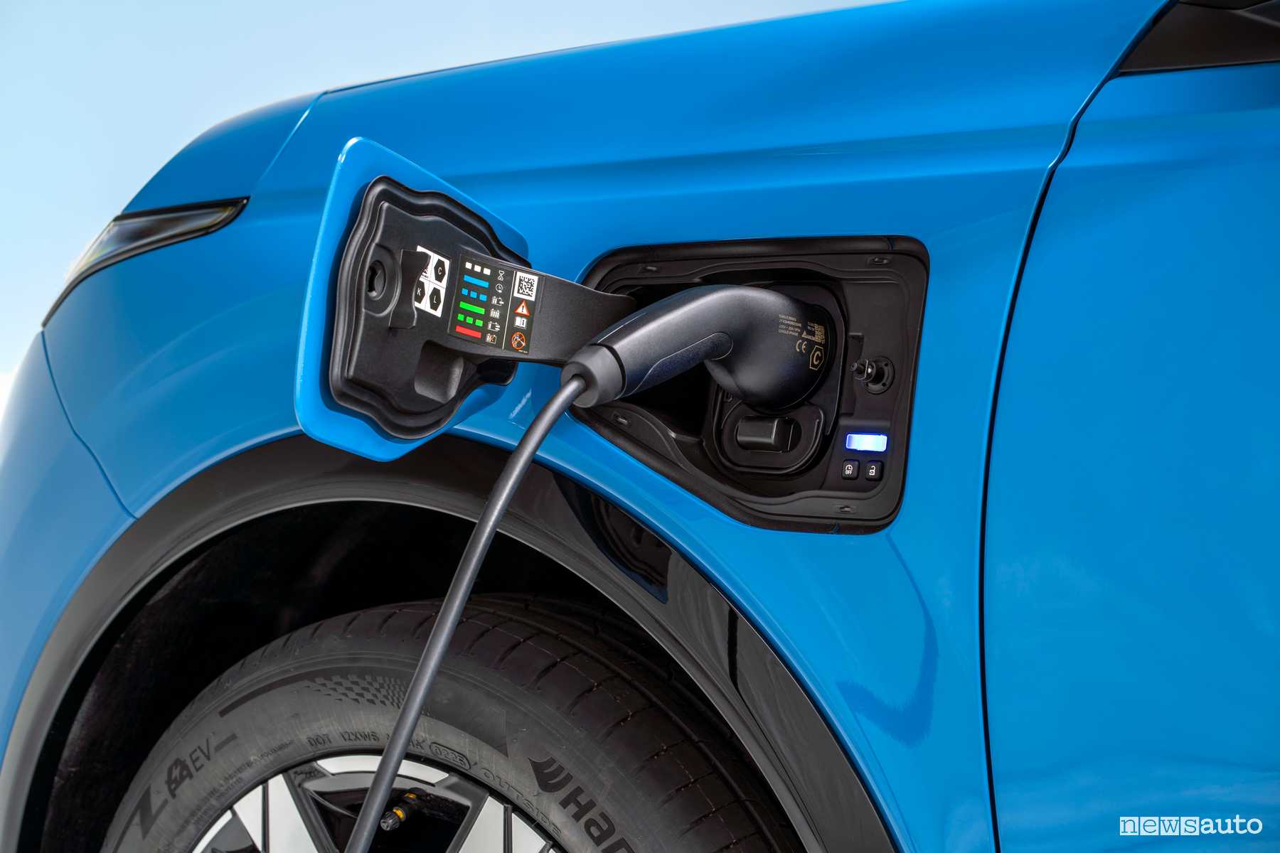Nuova Nissan Micra EV in ricarica