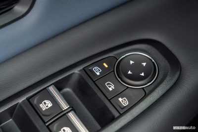 Nuova Nissan Micra EV comandi portiera guidatore