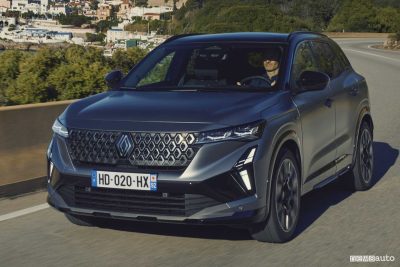 Nuova Renault Austral Esprit Alpine grigia su strada
