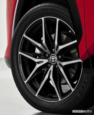 Nuova Toyota RAV4 GR Sport cerchi da 20"