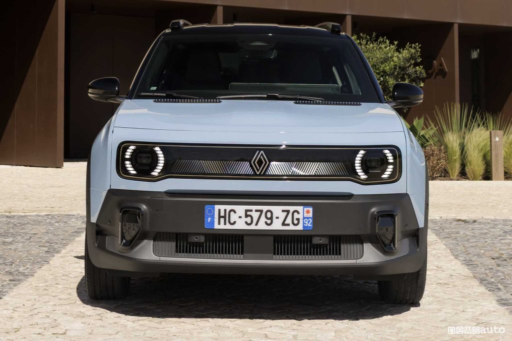 Renault 4 E-Tech electric Techno frontale firma luminosa