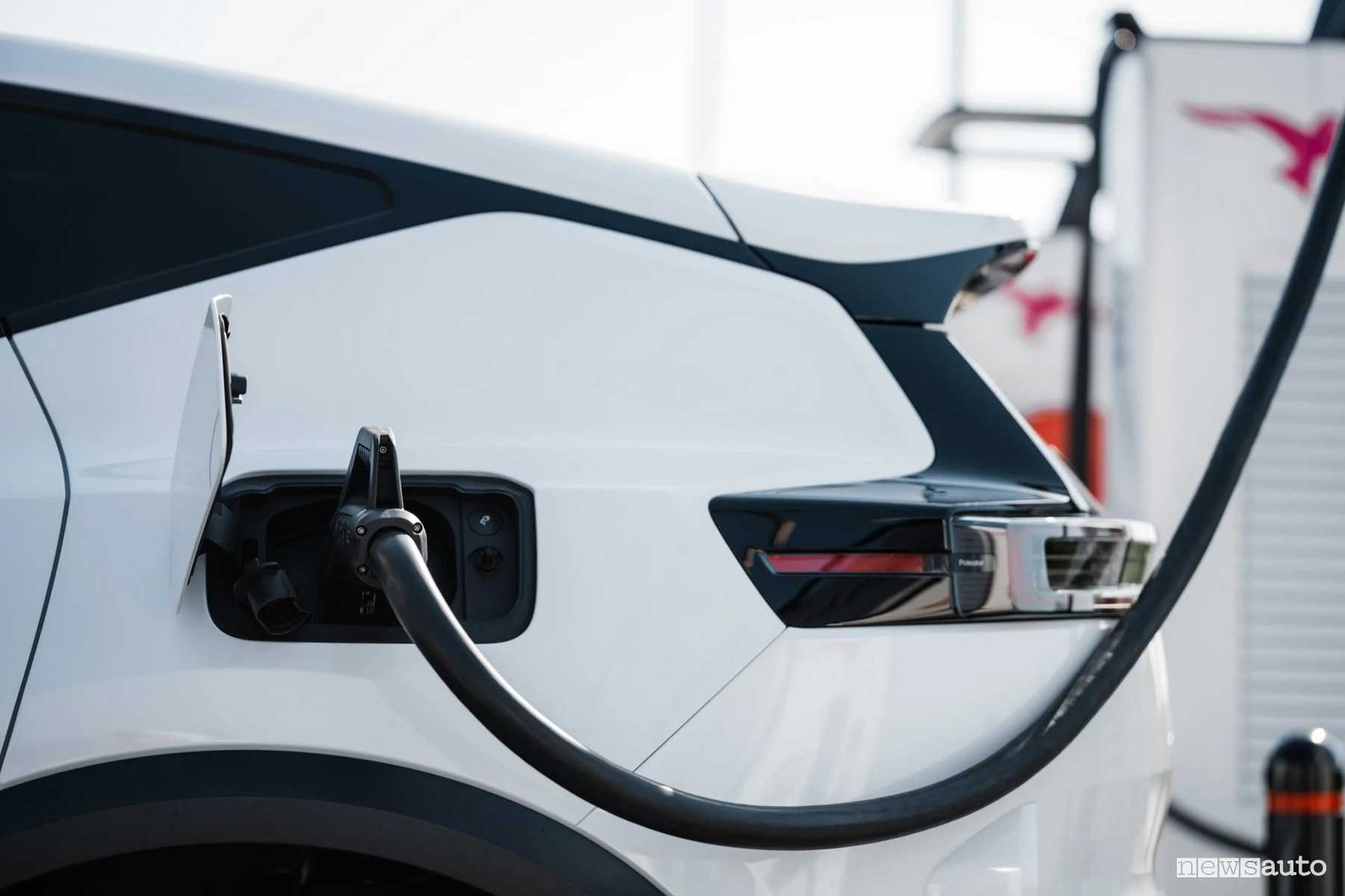 Plug & Charge, la funzione di ricarica dell’auto senza usare né App né Card