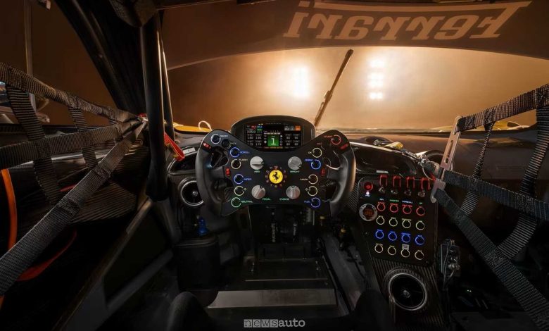 abitacolo della Ferrari 296 GT3 Evo
