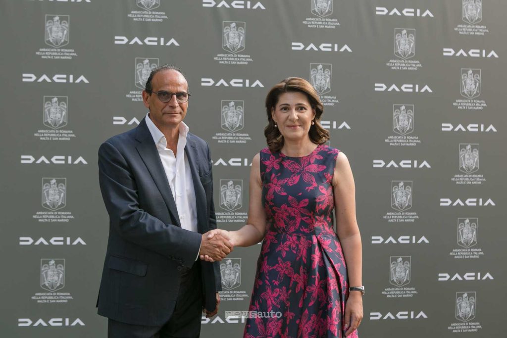Managing Director di Dacia Italia, Guido Tocci con l'Ambasciatrice rumena S.E. Gabriela Dancău