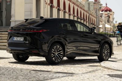 Lexus RZ 500e Luxury posteriore 3/4