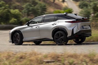 Lexus RZ 550e F Sport su strada