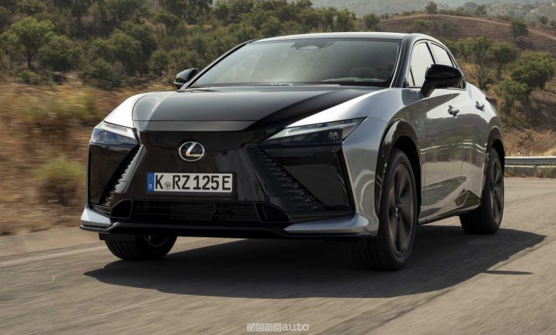 Lexus RZ 550e F Sport su strada