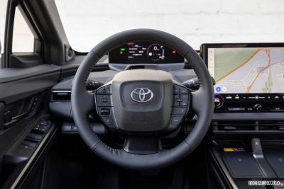 Nuova Toyota bZ4X volante abitacolo