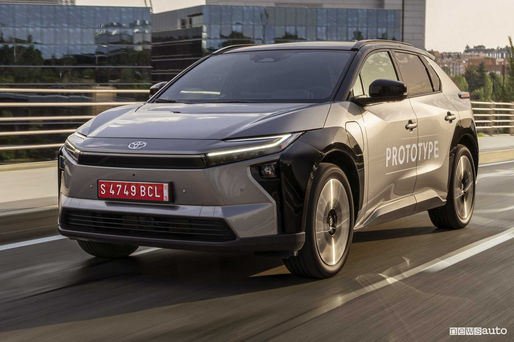 Nuova Toyota bZ4X su strada