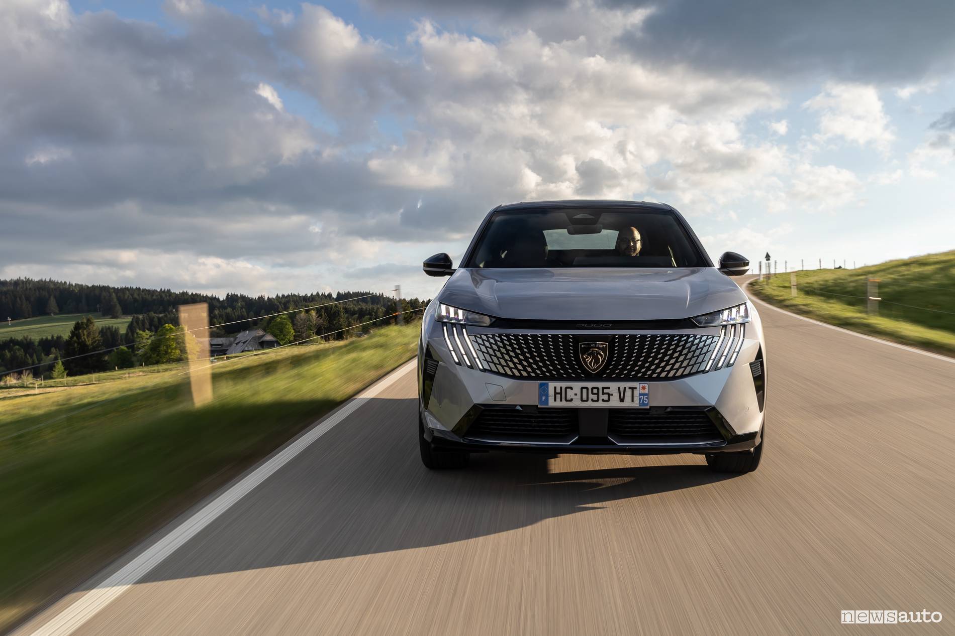 Peugeot 3008 AWD vista anteriore in movimento