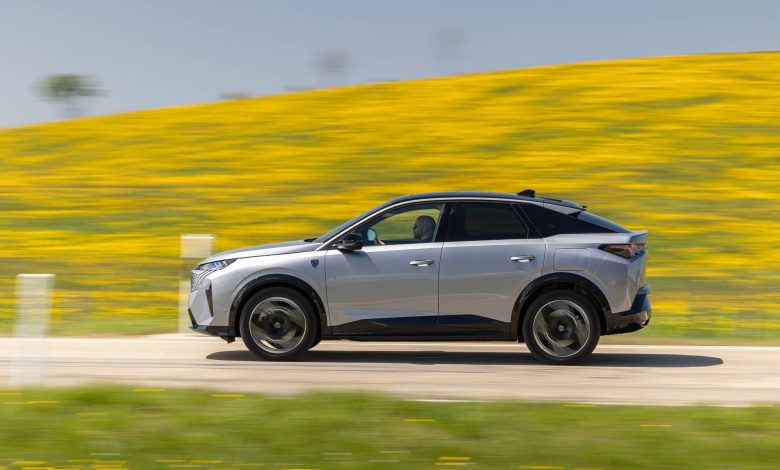 Peugeot 3008 AWD vista laterale in movimento