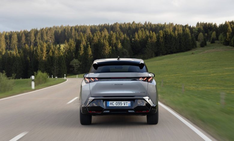 Peugeot 3008 AWD posteriore in movimento