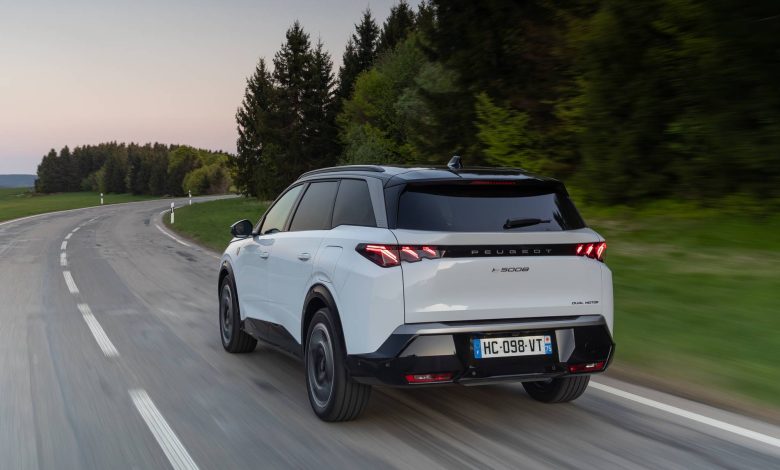 Peugeot 5008 AWD vista posteriore in movimento