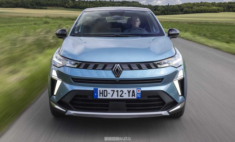 Renault Symbioz full hybrid E-Tech Iconic su strada