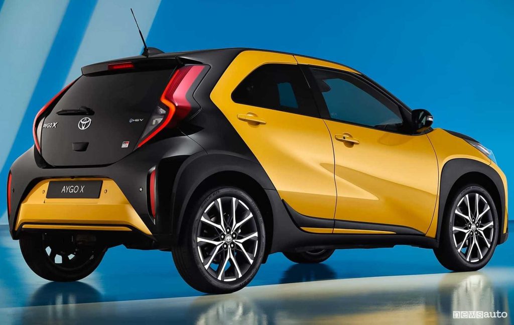 Nuova Toyota Aygo X GR Sport posteriore 3/4