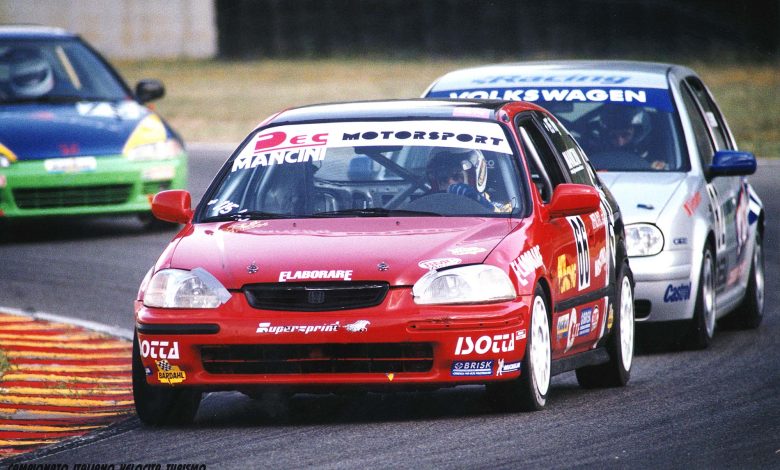 Honda Civic Typer R EK9 anno 2000 sulla pista del Mugello in battaglia nel Campionato Italiano Velocità Turismo