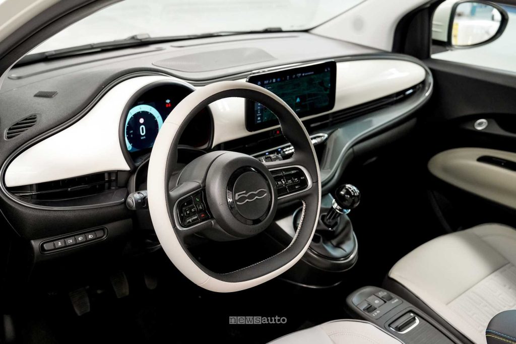 Abitacolo della nuova Fiat 500 ibrida