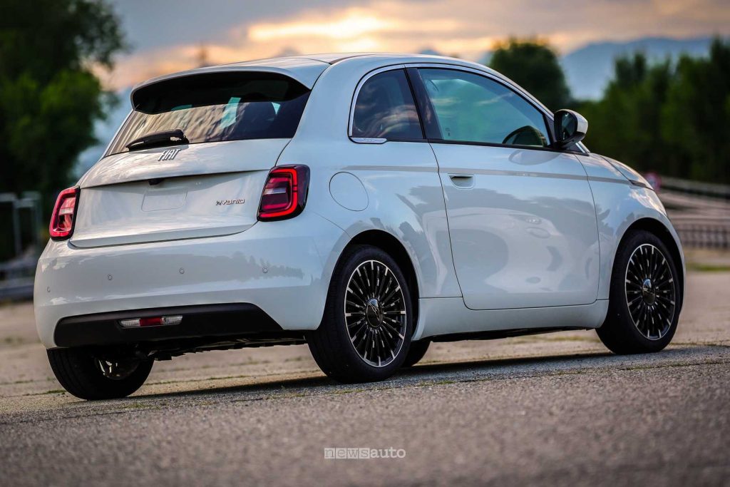 Nuova Fiat 500 ibrida posteriore 3/4