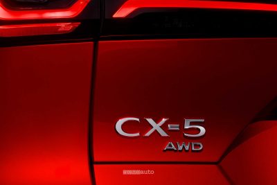 Nuova Mazda CX-5 logo portellone posteriore