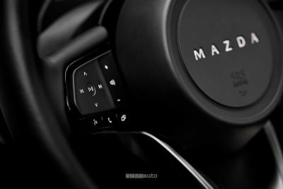 Nuova Mazda CX-5 comandi al volante