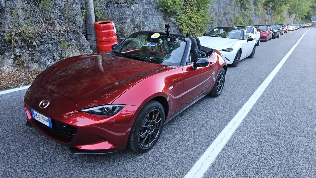 Allineamento prima della partenza da Lisciano con il gruppo Mazda MX-5