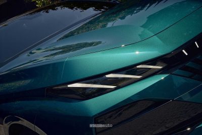 Nuova Peugeot E-308 faro anteriore