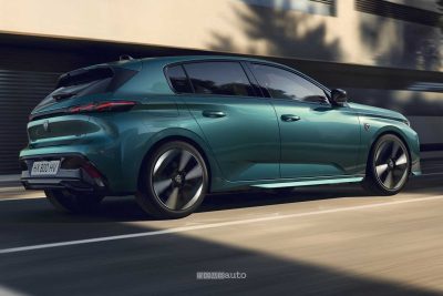 Nuova Peugeot E-308 su strada