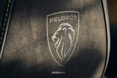 Nuova E-308 SW logo Peugeot sul poggiatesta anteriore