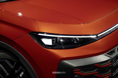 Nuova Volkswagen T-Roc faro anteriore