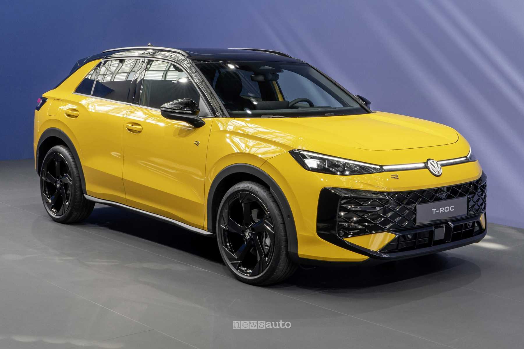 Nuova Volkswagen T-Roc 2026, dimensioni, interni, motori ibridi e prezzo