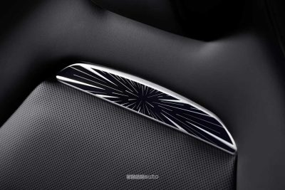 Nuova Tesla Model Y Performance dettagli sedili anteriori