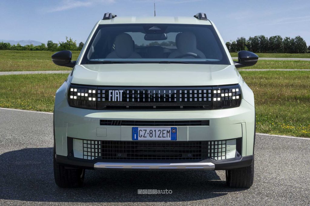 - attualita.it Fiat Grande Panda frontale, firma luminosa