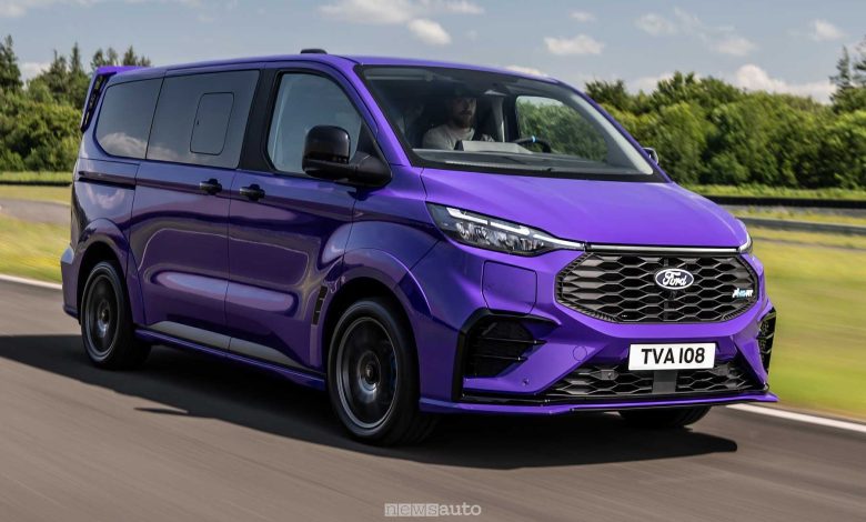 Ford E-Tourneo Custom MS-RT su strada