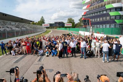 Foto con i piloti all'Historic Minardi Day 2025