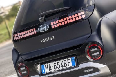 Hyundai Inster fari posteriori, firma luminosa