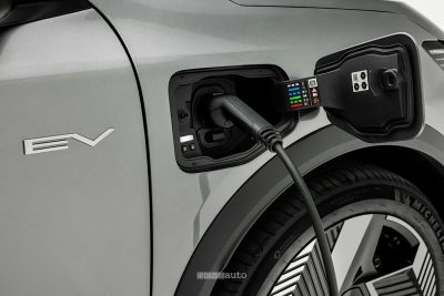 Mitsubishi Eclipse Cross EV vano per la ricarica