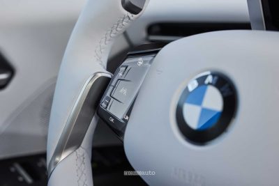 BMW iX3 50 xDrive comandi al volante