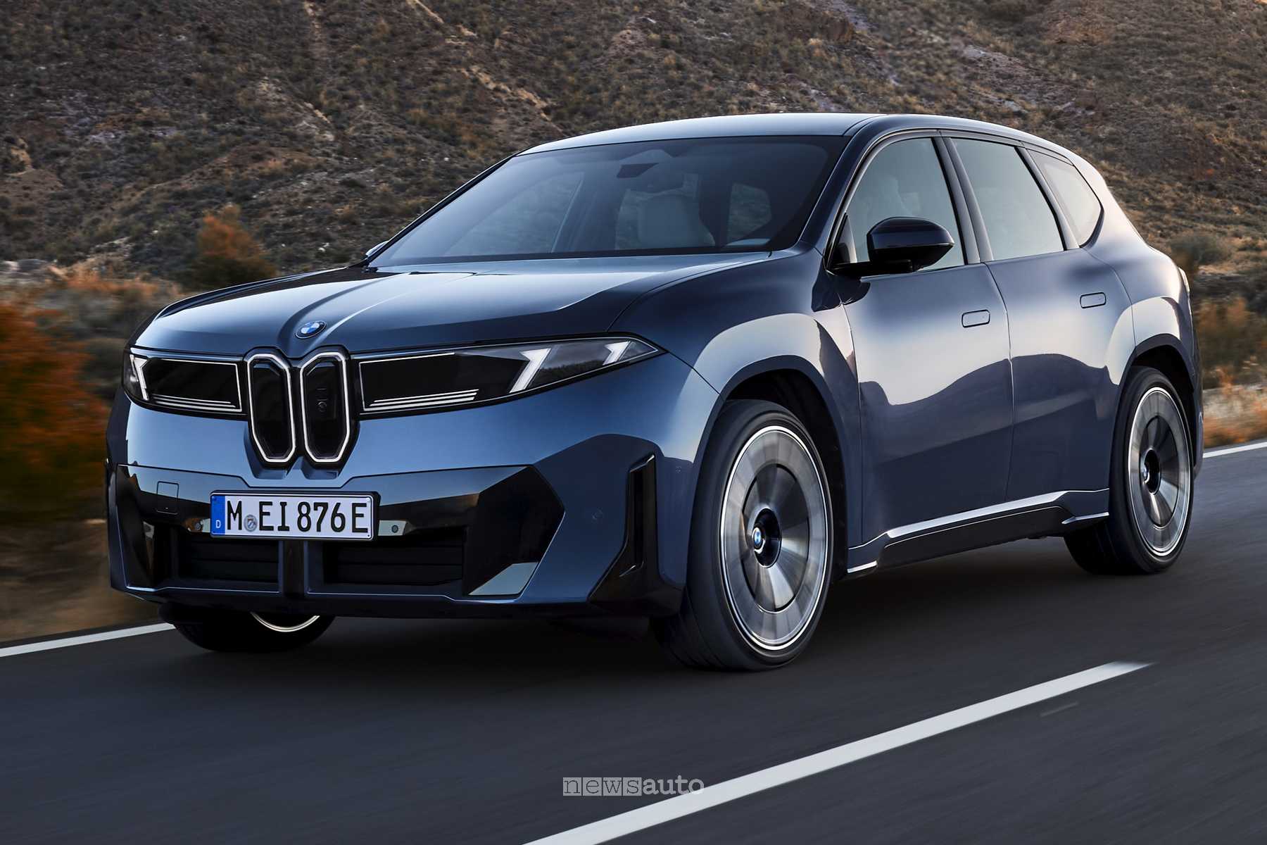 BMW iX3 50 xDrive su strada