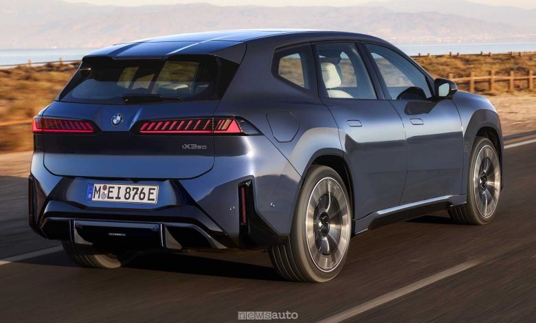 BMW iX3 50 xDrive su strada