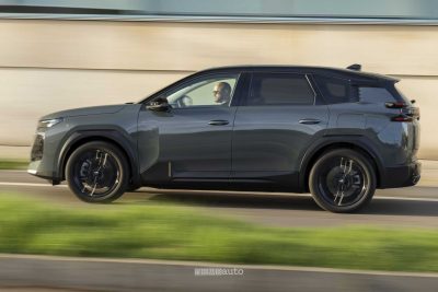 Nuova Citroen e-C5 Aircross BEV su strada