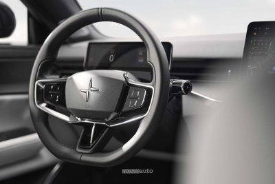 Nuova Polestar 5 volante abitacolo