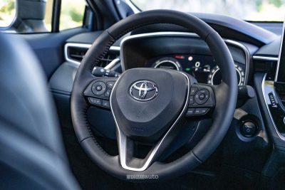 Toyota Corolla Cross volante, abitacolo