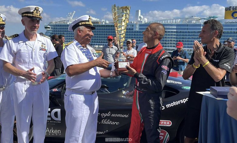 Fabio Barone con il trofeo del record di velocità con la Ferrari SF90 Stradale sulla nave Trieste