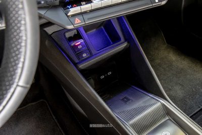 Renault 5 E-Tech Electric vano per la ricarica wireless