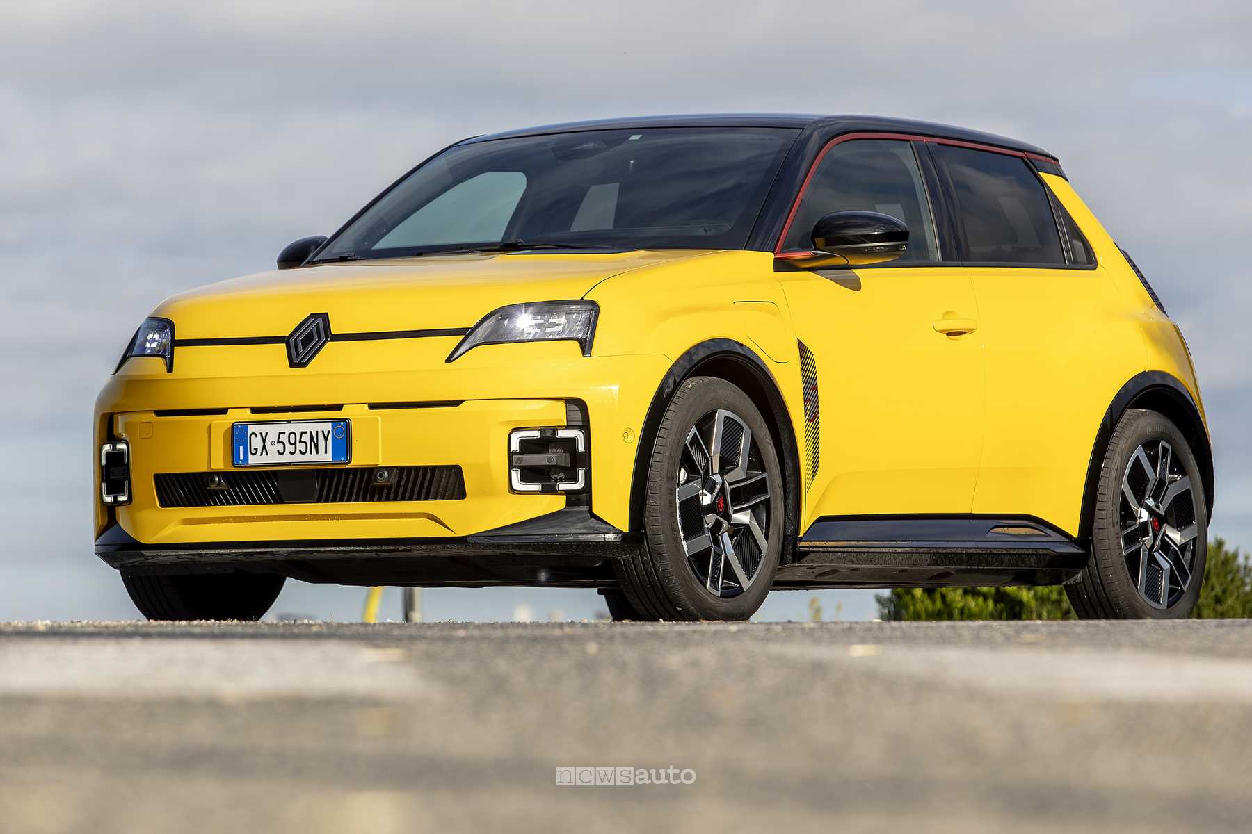 FOTO Renault 5 E-Tech Electric, carrozzeria, abitacolo e interni