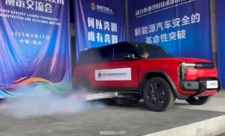 Espulsione batteria auto elettrica