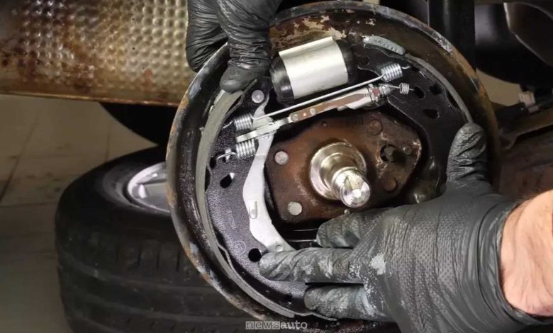 I freni a tamburo sulle auto elettriche, si notano le ganasce ed il pistoncino che le aziona